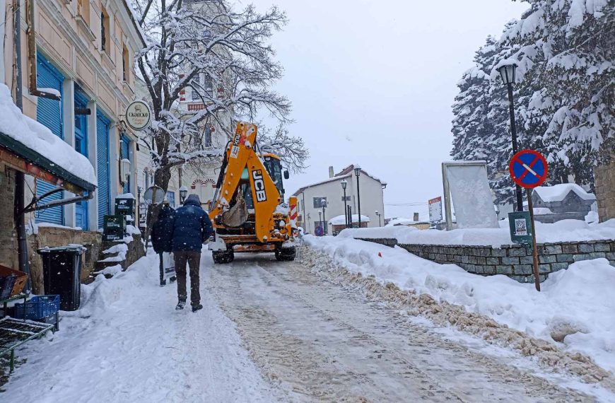 И денес се работи на расчистување на снегот, безбеден пристап во центарот на градот