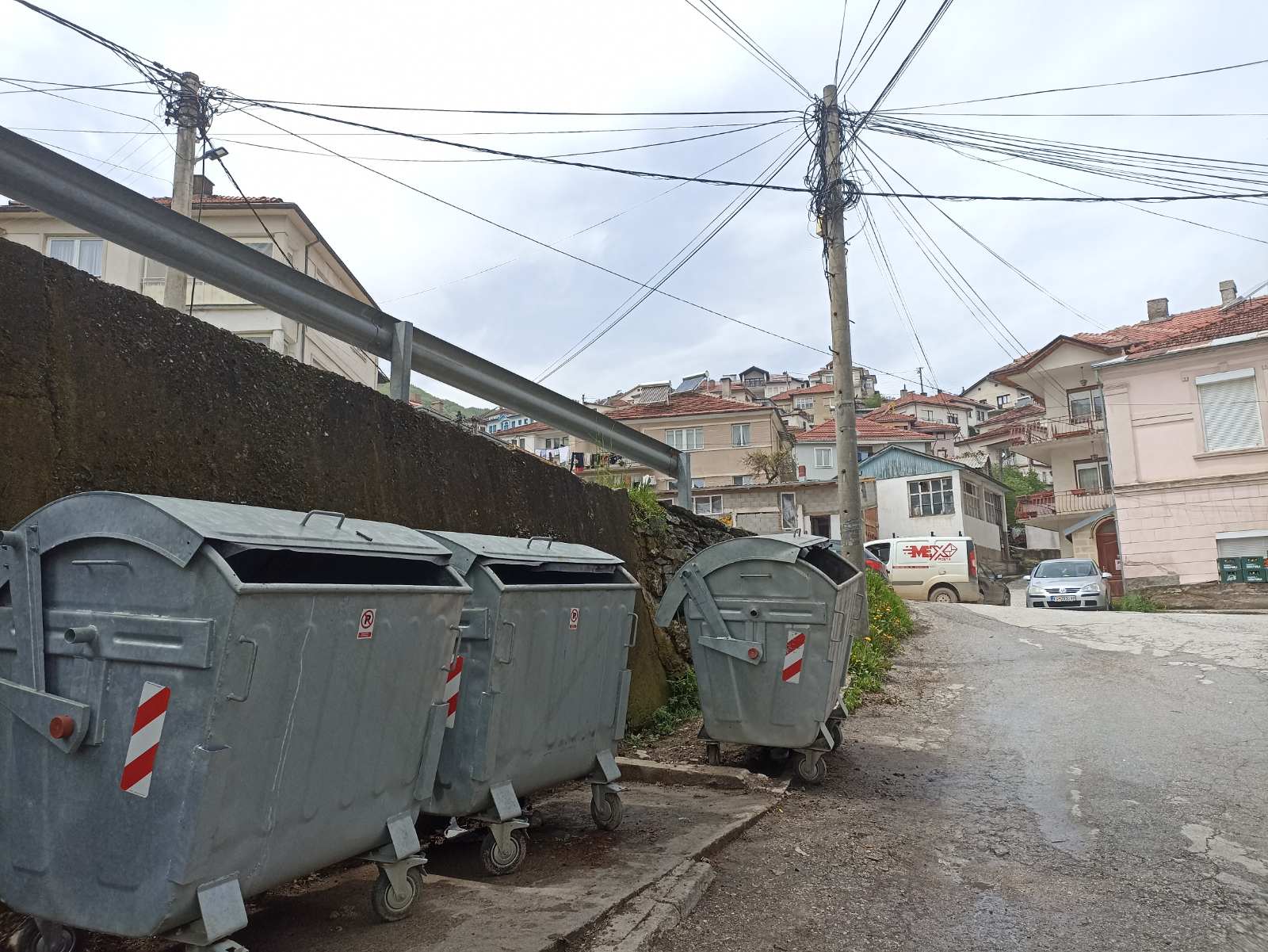 Отпадот да се фрла во контејнерите кај пазарот, известување до бизнисите во центарот на Крушево